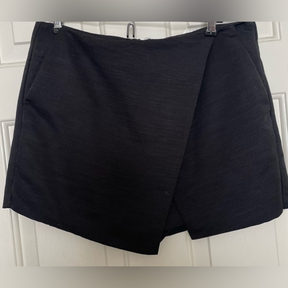 Topshop skort- dressy fabric✨
Size 12- EUC